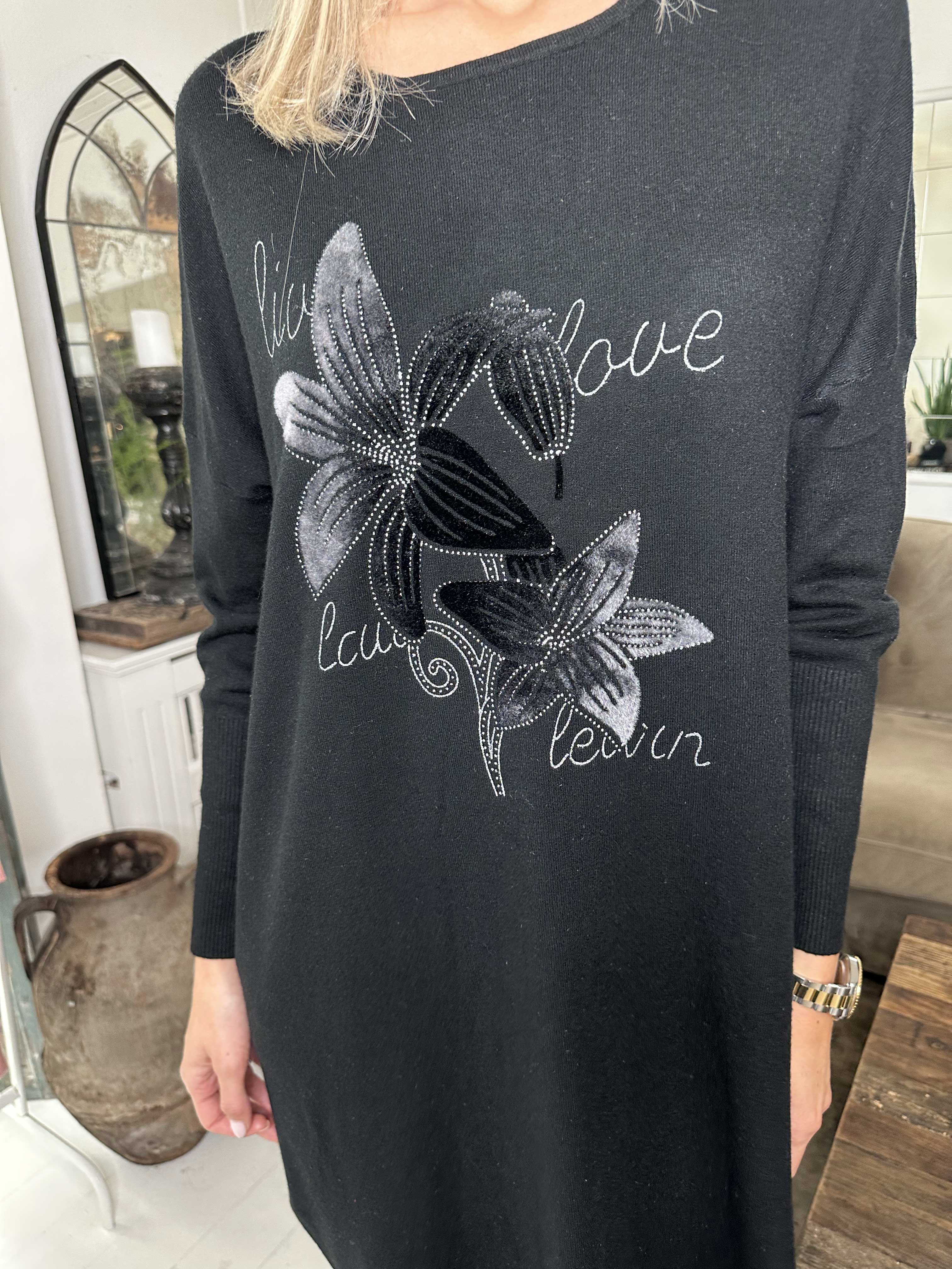 Amilie - Blød strikkjole med blomstermotiver